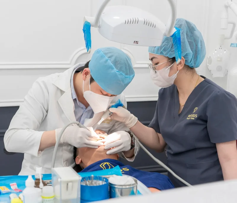 Bác sĩ tại Dentos đều có trình độ chuyên môn cao, đạt học vị Thạc sĩ, Bác sĩ CKII